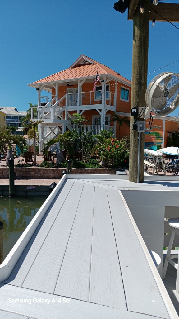 Mango's Bar and Grill